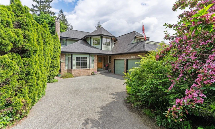 2471 Mowat Place
