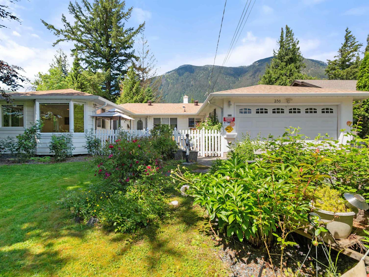236 Water Avenue, Hope, BC, V0X 1L0 - 2