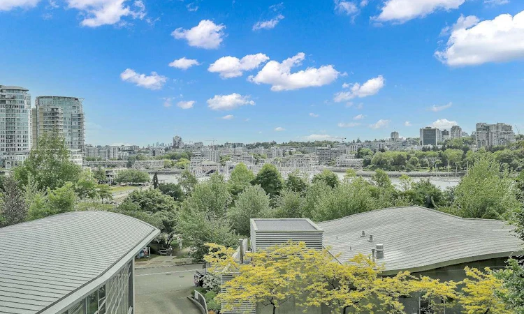 601-1408 Strathmore Mews