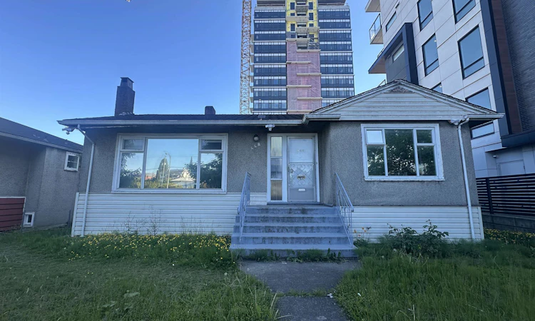 448 W 41st Avenue