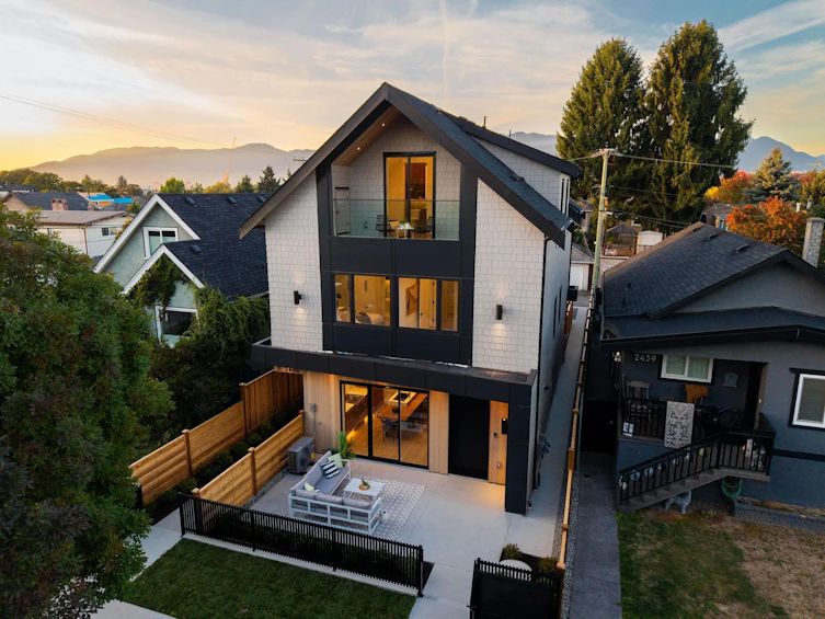 1-2435 Napier Street, Vancouver, BC, V5K 2W2 - 2