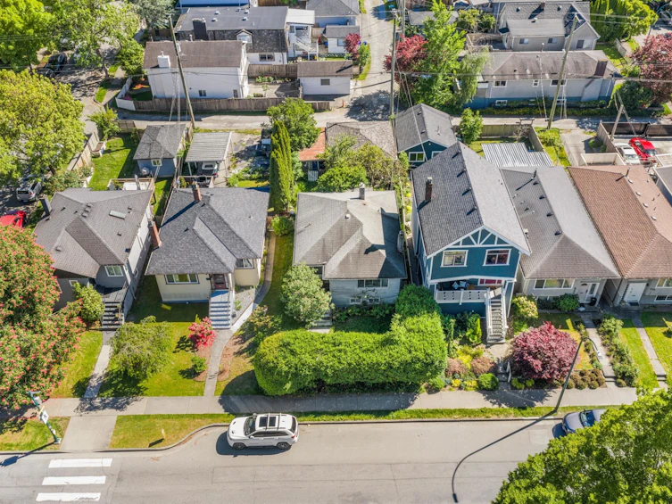 880 E 33rd Avenue, Vancouver, BC, V5V 3A5 - 3