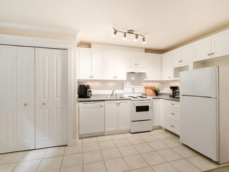 674 Colinet Street, Coquitlam, BC, V3J 4X4 - 35