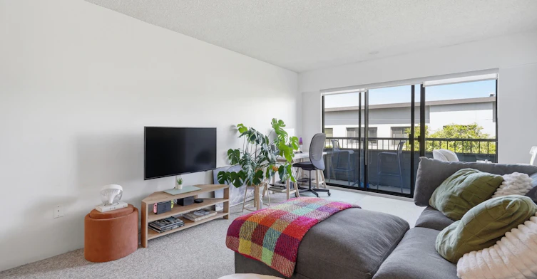 305-2475 York Avenue, Vancouver, BC, V6K 1C9 - 2