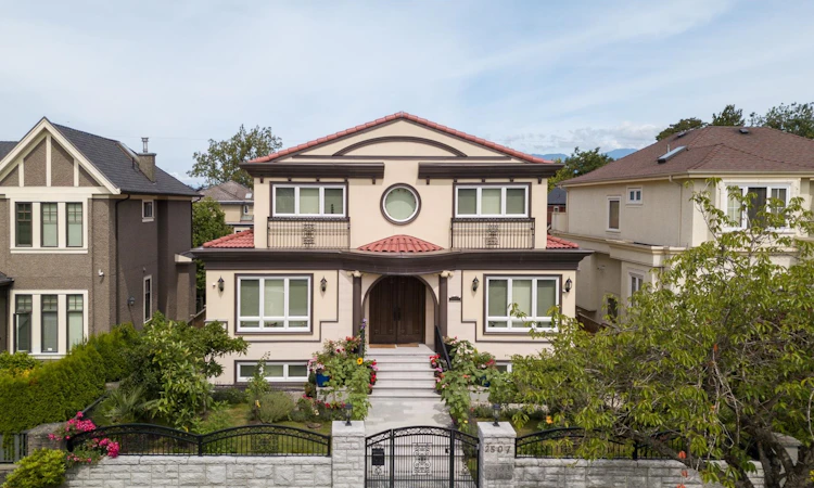 2507 W King Edward Avenue