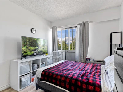 6632 Canada Way - 3