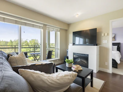 414-15735 Croydon Drive - 3