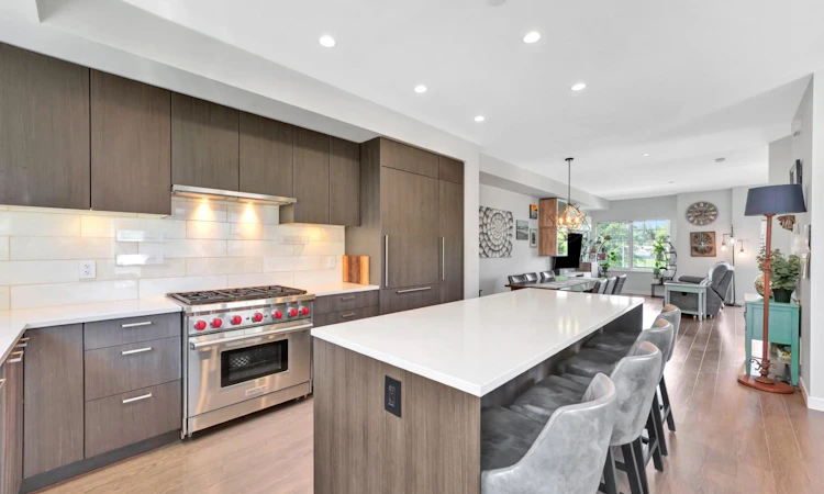 143-19451 Sutton Avenue