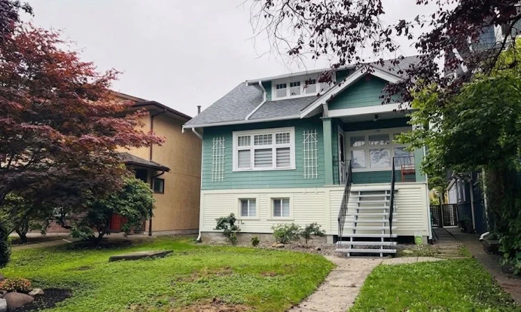936 W 17th Avenue