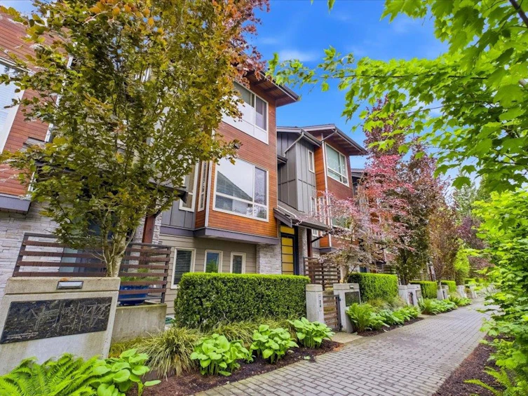 24-897 Premier Street, North Vancouver, BC, V7J 2G7