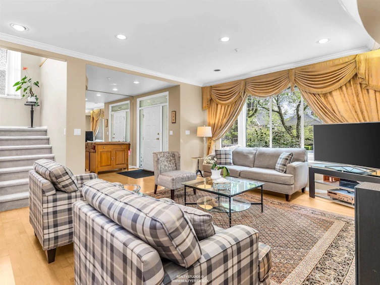 3263 W 14th Avenue, Vancouver, BC, V6K 2Y2 - 3