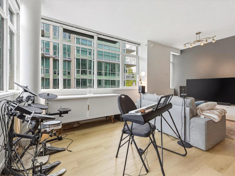 303-100 E Esplanade, North Vancouver, BC, V7L 4V1 - 4