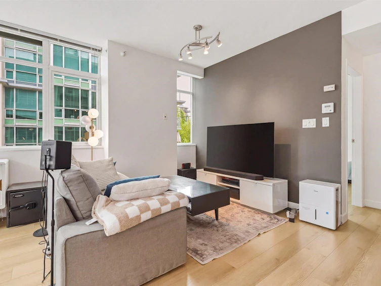 303-100 E Esplanade, North Vancouver, BC, V7L 4V1 - 3