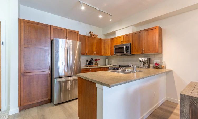 202-33318 E Bourquin Crescent