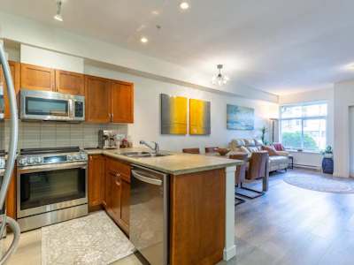 202-33318 E Bourquin Crescent - 2