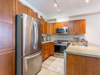 202-33318 E Bourquin Crescent - 3