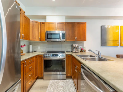 202-33318 E Bourquin Crescent - 4