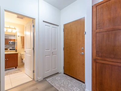 202-33318 E Bourquin Crescent - 5