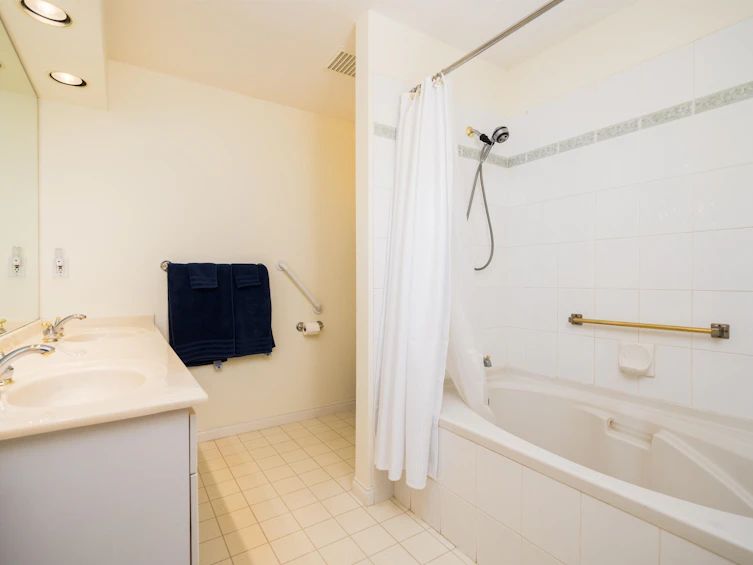 229-3098 Guildford Way, Coquitlam, BC, V3B 7W8 - 12