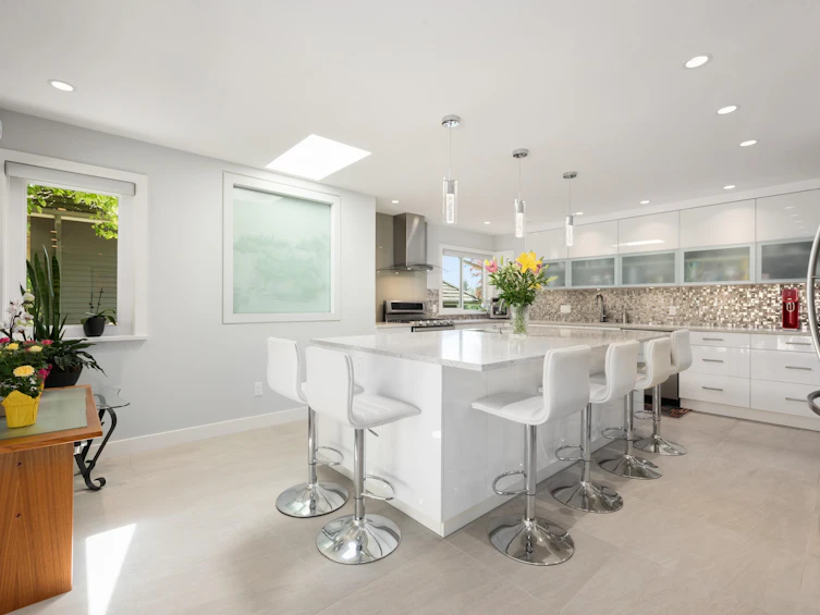772 Regal Crescent, North Vancouver, BC, V7K 2X8 - 2