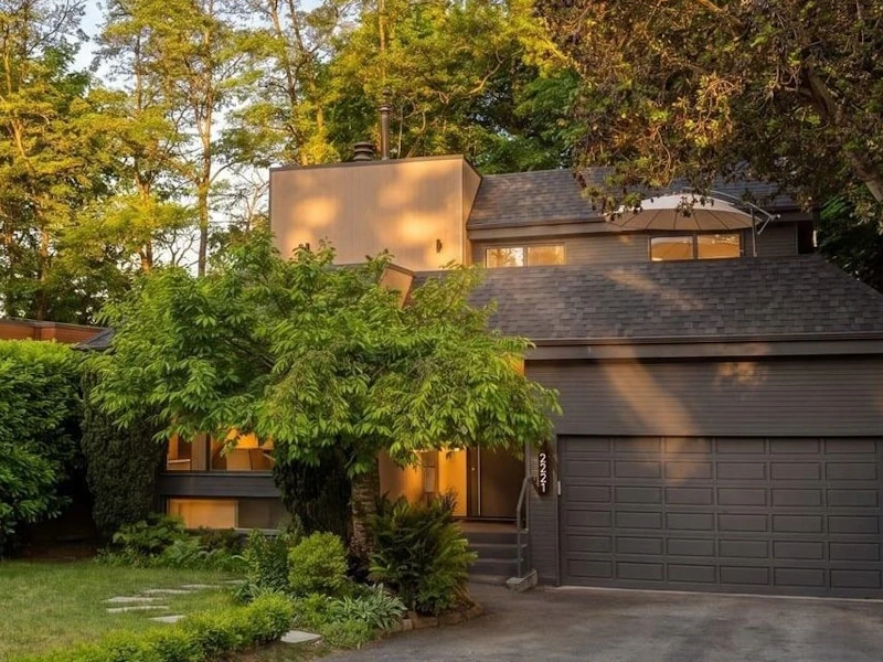 2221 Bowser Avenue, North Vancouver BC V7P 2Z1