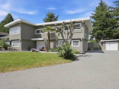 1679 58 Street - 2