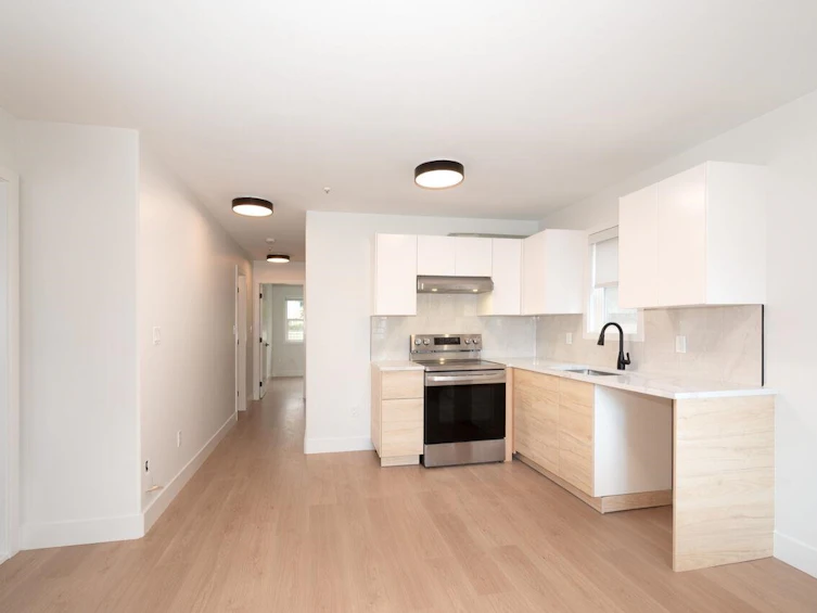 827 E 32nd Avenue, Vancouver, BC, V5V 2Y7 - 32