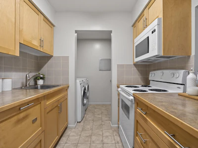 203-1410 Blackwood Street - 5