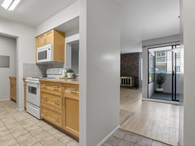 203-1410 Blackwood Street - 4