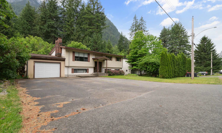 260 Robertson Crescent