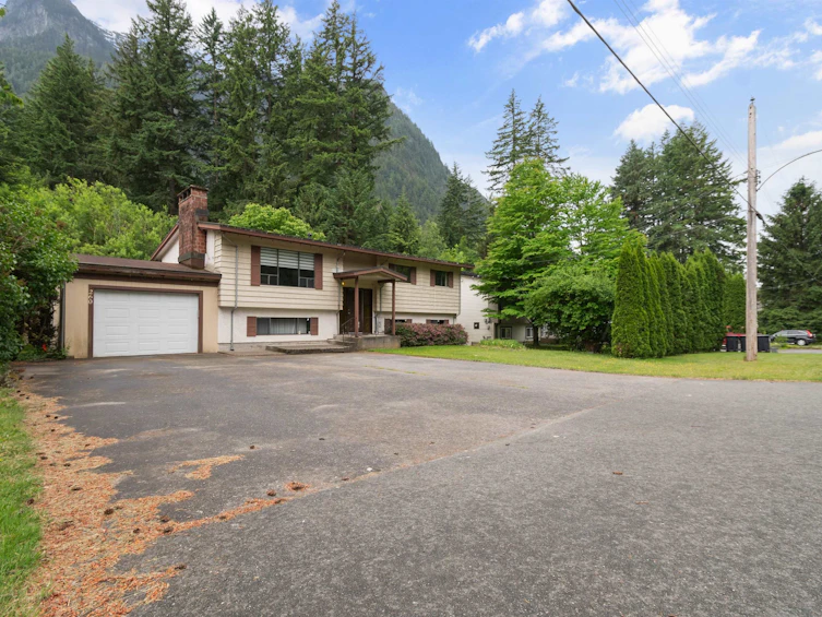260 Robertson Crescent, Hope, BC, V0X 1L4