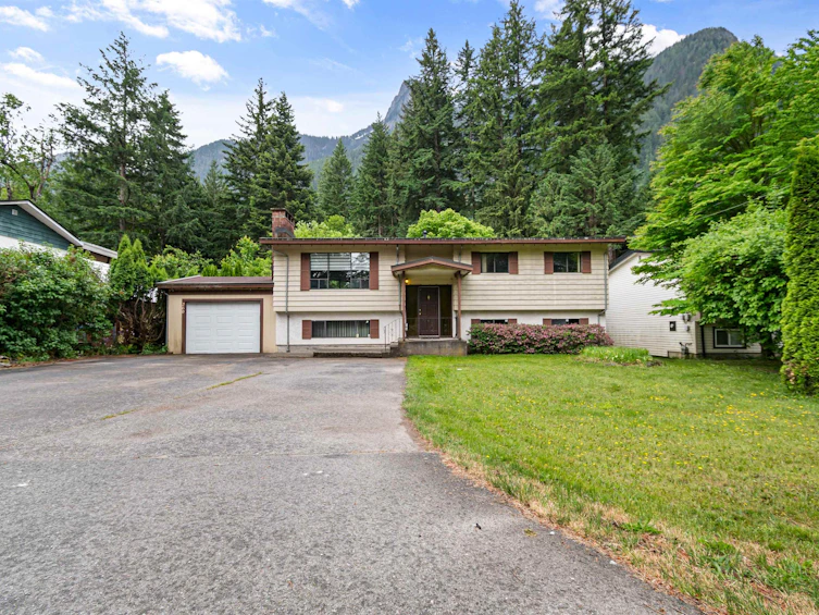 260 Robertson Crescent, Hope, BC, V0X 1L4 - 2