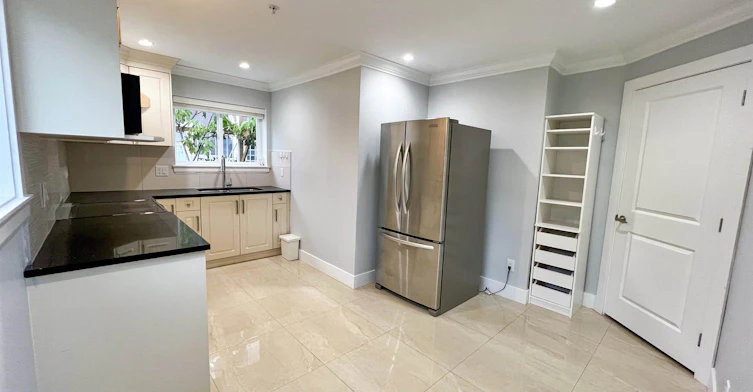 1400 East 61th Avenue, Vancouver, BC, V5P 2J4 - 2