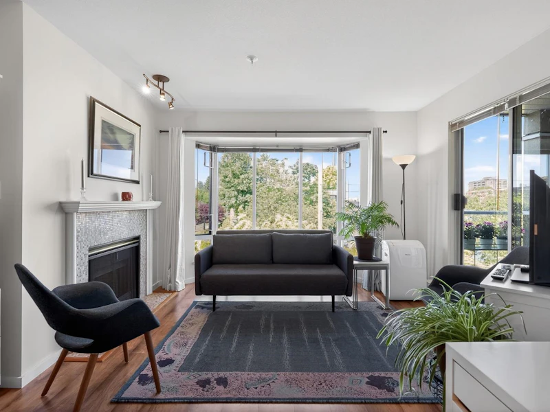 305 - 2195 W 5th Avenue, Vancouver BC V6K 1S1