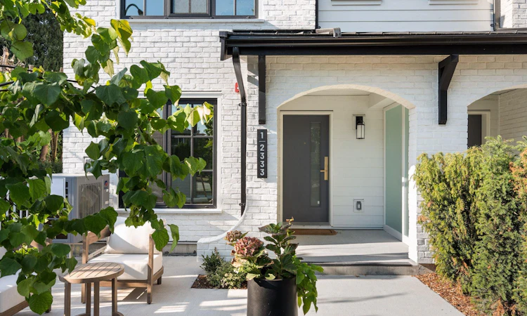 SL 1-2333 E 54th Avenue