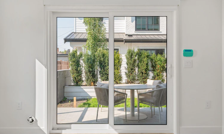 SL 2-2333 E 54th Avenue
