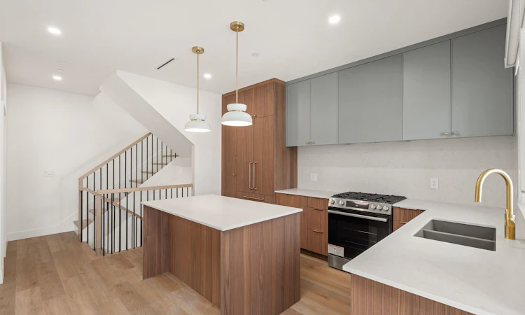 SL 3-2333 E 54th Avenue