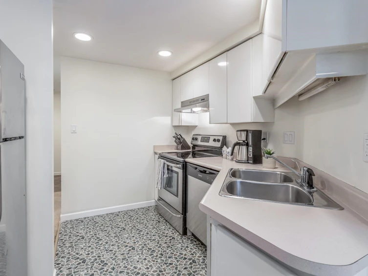 101-9962 148 Street, Surrey, BC, V3R 0P9 - 9