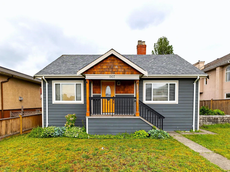 907 Sixth Street, New Westminster, BC, V3L 3C8