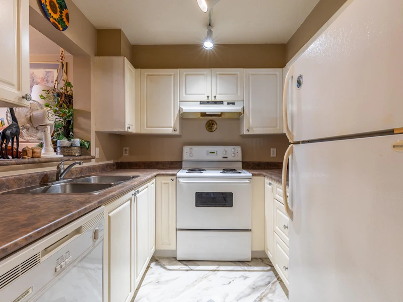 427 - 9979 140th Street, Surrey BC V3T 5W2