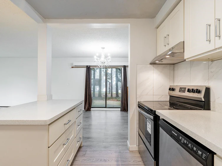 102-6105 Kingsway, Burnaby, BC, V5J 5C7 - 5