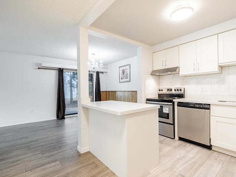 102-6105 Kingsway, Burnaby, BC, V5J 5C7 - 2