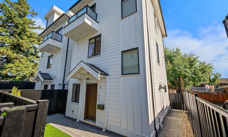 3-3786 Peter Street