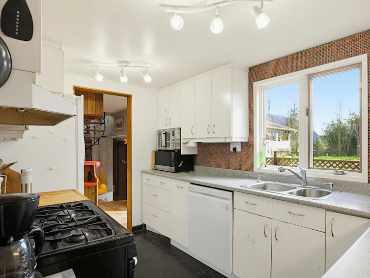 8899 Taylor Street, Mission, BC, V2V 7G3 - 11
