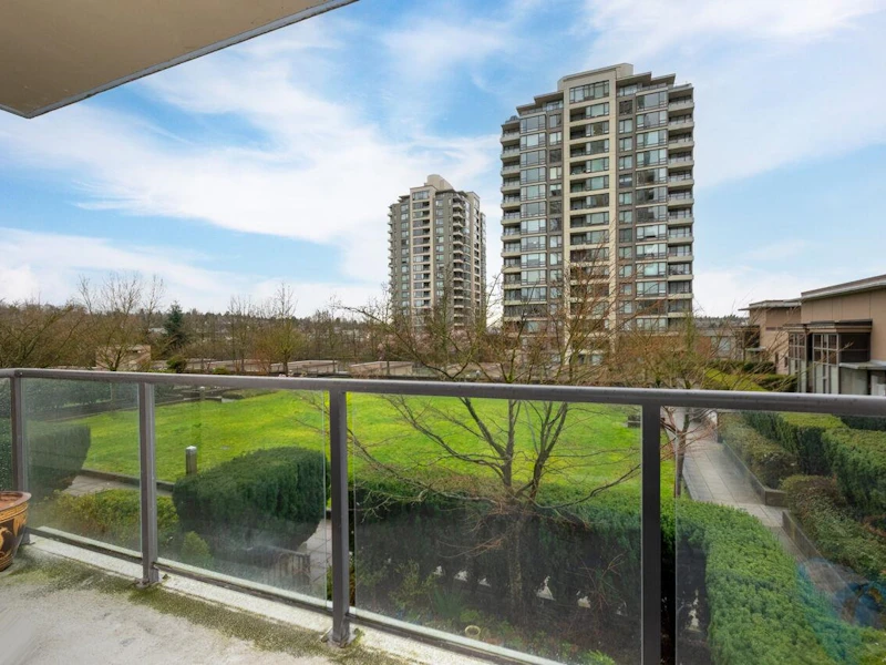 401 - 4250 Dawson Street, Burnaby BC V5C 4B1
