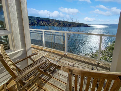 10C-2315 Mackinnon Road - 5