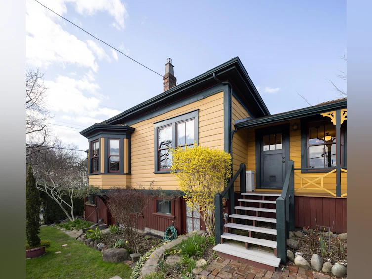 217 Ninth Street, New Westminster, BC, V3M 3V4 - 3