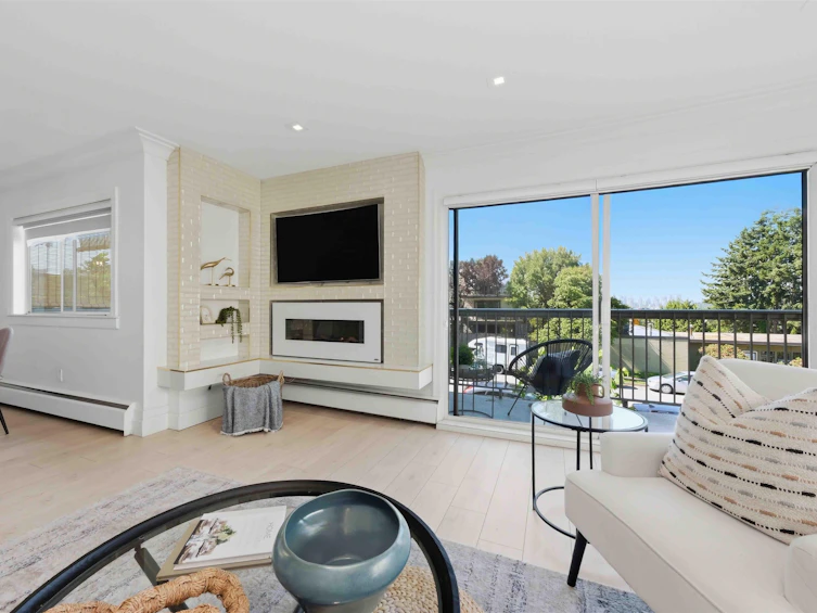 101-330 W 2nd Street, North Vancouver, BC, V7M 1E1 - 2