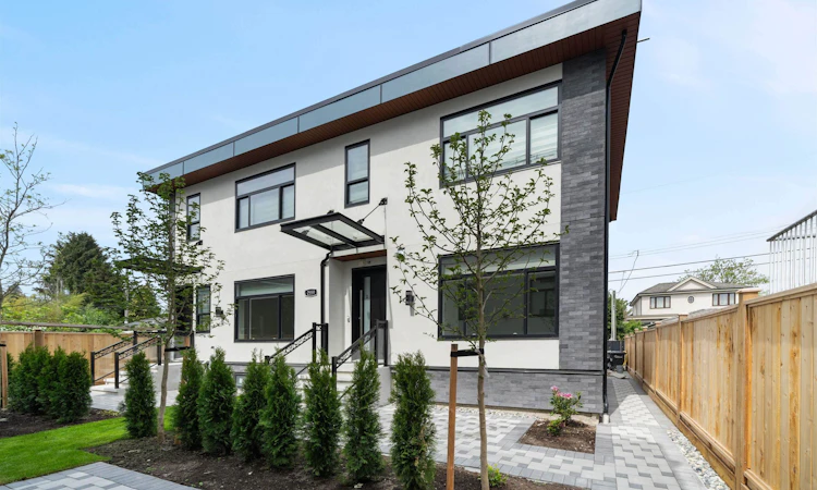 #2-2559 W King Edward Avenue