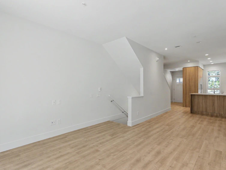 105-2304 Emery Court, North Vancouver, BC, V7J 0G3 - 6